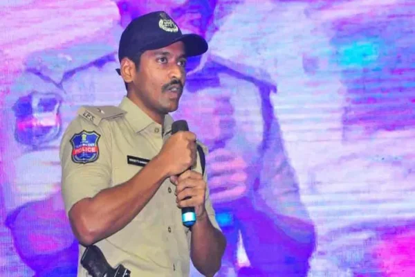 ips officer v jpg 816x480 4g